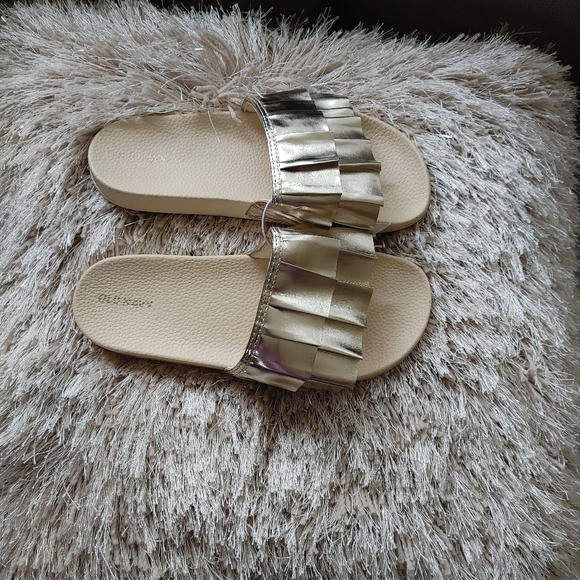 Gorgeous Metallic Gold Ruffle Slides - Picture 2 of 3